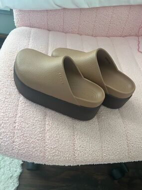 SIZE 4 - CROCS Women's Platform Clog NWOT